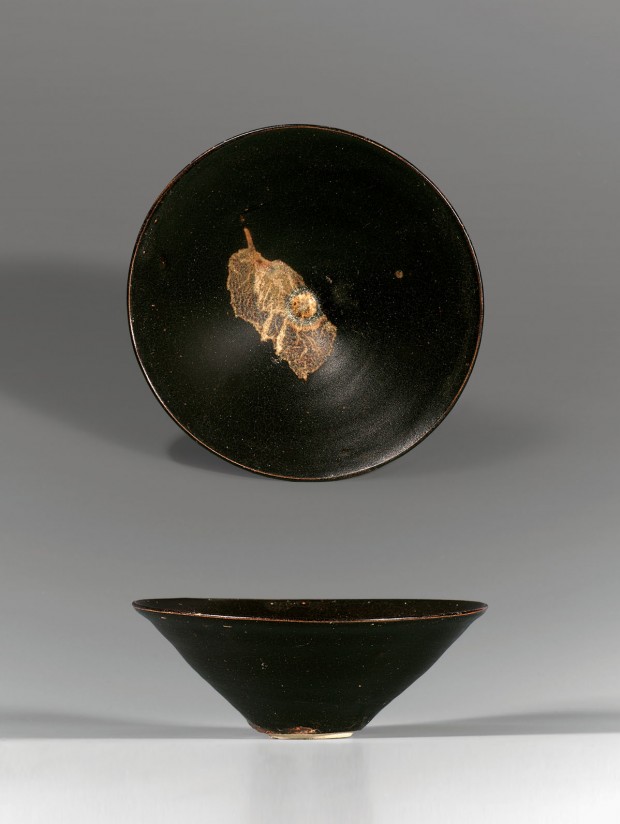 A JIZHOU BROWN-GLAZED TEA BOWL WITH LEAF DECORATION