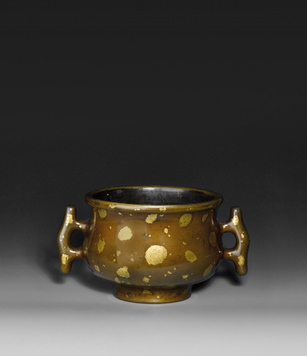 A GOLD-SPLASHED BRONZE CENSER WITH ‘HALBERD-BLADE’ HANDLES