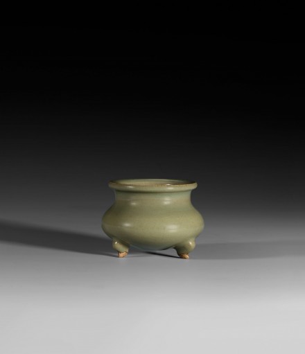 A GREEN JUNYAO TRIPOD CENSER