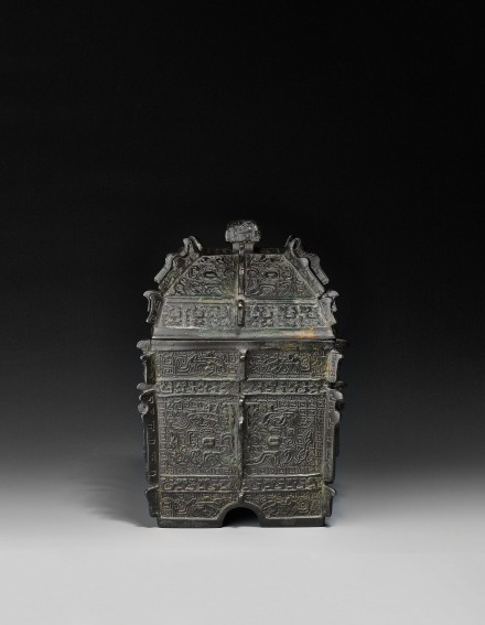 AN ARCHAIC STYLE BRONZE COVERED VESSEL (FANGYI)