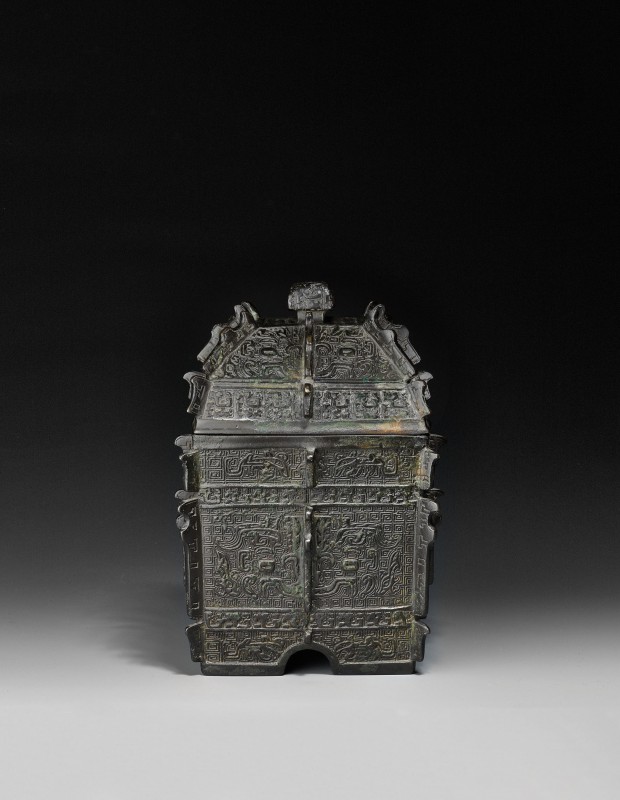 AN ARCHAIC STYLE BRONZE COVERED VESSEL (FANGYI)