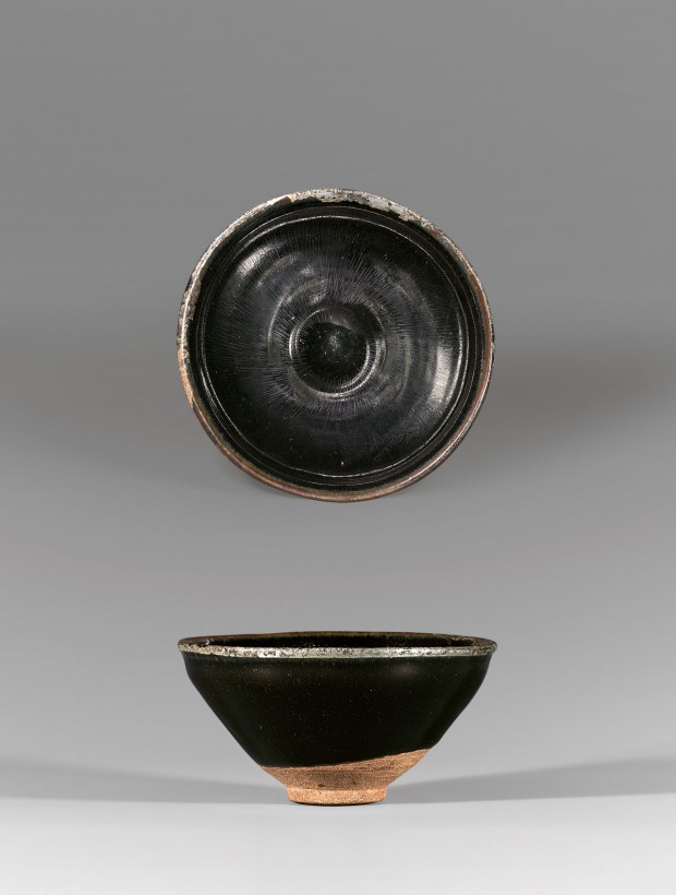 A BLACK-GLAZED TEA BOWL WITH PAINTED SILVER ‘HARE’S FUR’ DECORATION