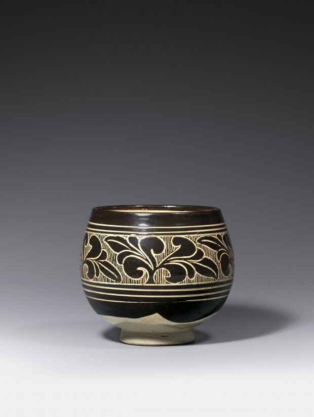 A CARVED ‘BLACK- AND WHITE’-GLAZED CIZHOU STONEWARE BOWL