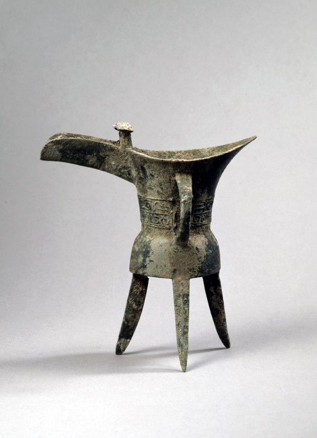 A BRONZE TRIPOD LIBATION CUP (JUE)