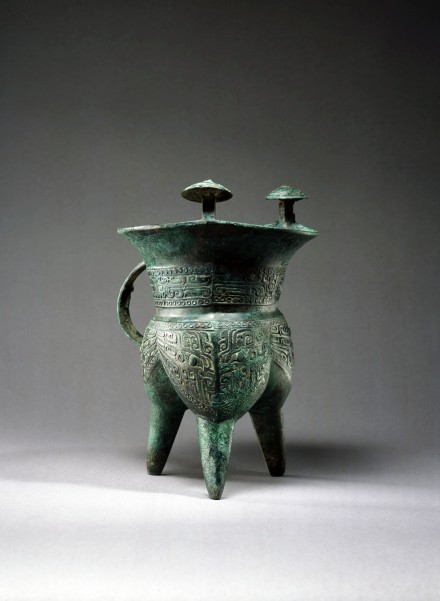 A BRONZE TRIPOD RITUAL VESSEL (JIA)