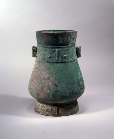 AN ARCHAIC BRONZE RITUAL VESSEL (HU)