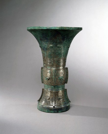 A BRONZE RITUAL VESSEL (ZUN)