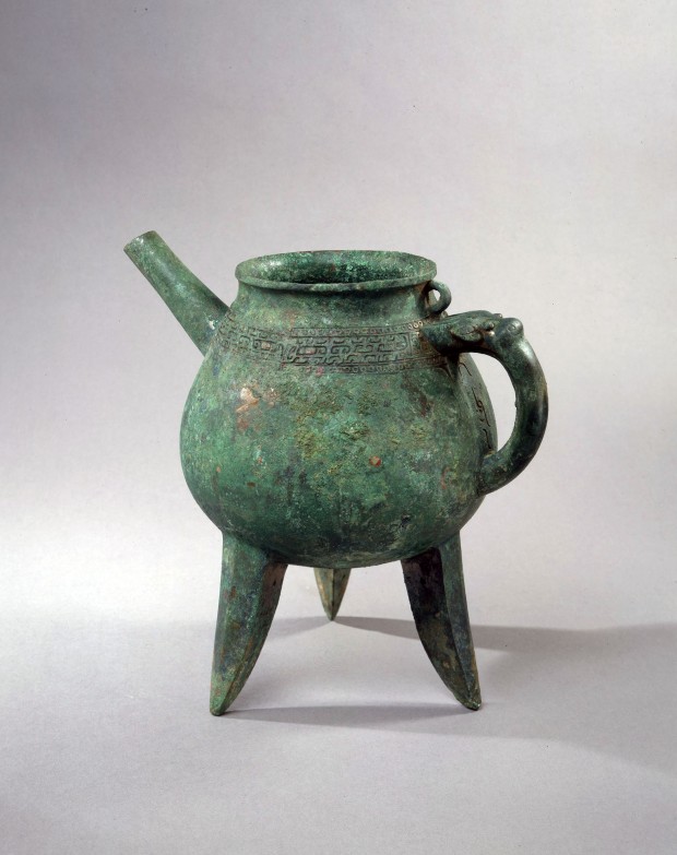 A BRONZE TRIPOD POURING VESSEL (HE)