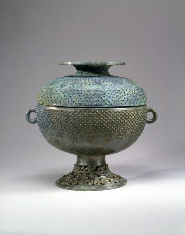 A FINE ARCHAIC BRONZE RITUAL VESSEL (DOU)