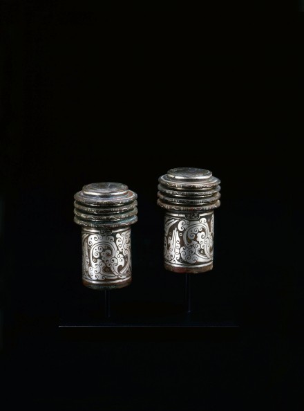 A PAIR OF INSCRIBED SILVER-INLAID BRONZE CHARIOT FITTINGS