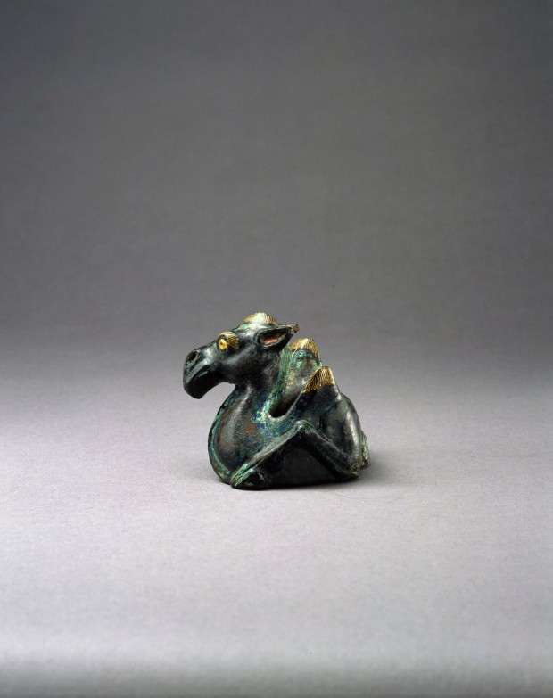 A GOLD- INLAID BRONZE CAMEL-FORM WEIGHT