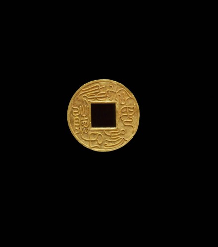 AN INSCRIBED GOLD MEDALLION-FORM AMULET