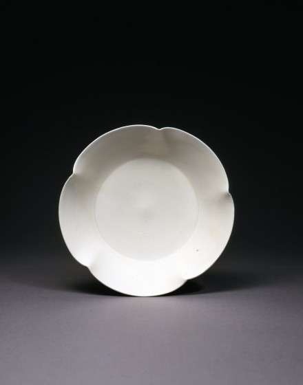 A DINGYAO WHITE PORCELAIN FLOWER-FORM DISH