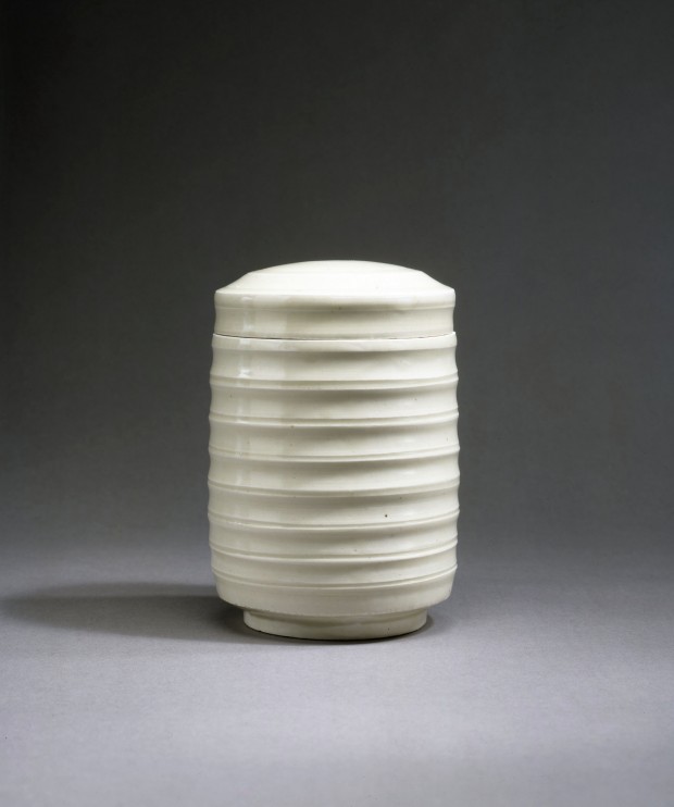 A DINGYAO WHITE PORCELAIN RIBBED CYLINDRICAL BOX AND COVER