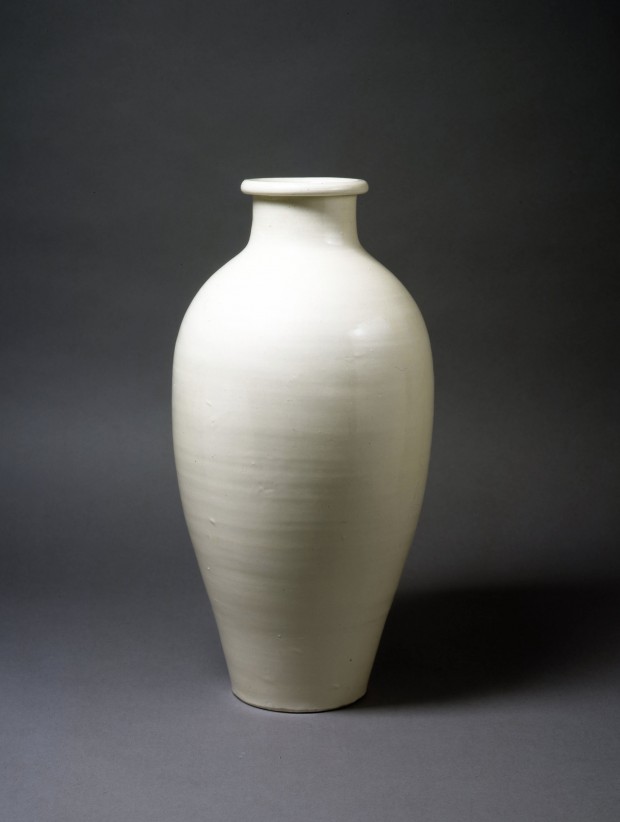 A TALL WHITE PORCELAIN VASE