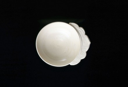 A WHITE PORCELAIN BRUSHWASHER