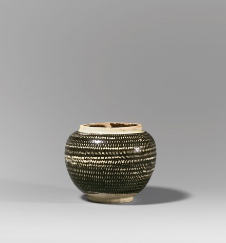 A CIZHOU POTTERY JAR WITH ROULETTED DECORATION