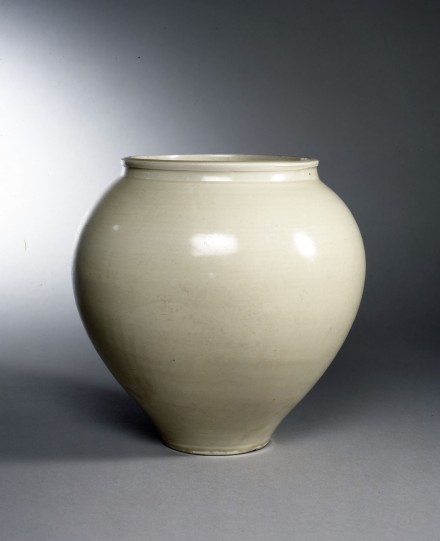 A PLAIN DINGYAO WHITE PORCELAIN JAR