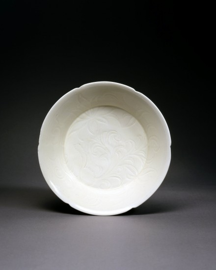 A DINGYAO WHITE PORCELAIN DISH WITH CARVED LOTUS DECORATION