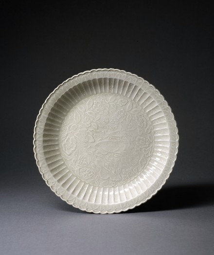 A MOULDED DINGYAO WHITE PORCELAIN CHRYSANTHEMUM-SHAPED DISH