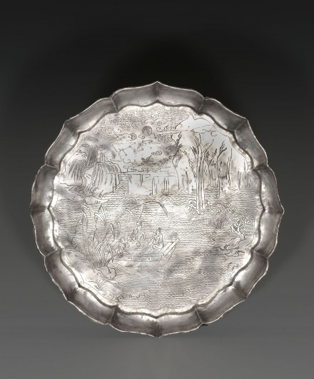 AN ENGRAVED SILVER ‘RED CLIFF’ PICTORIAL DISH