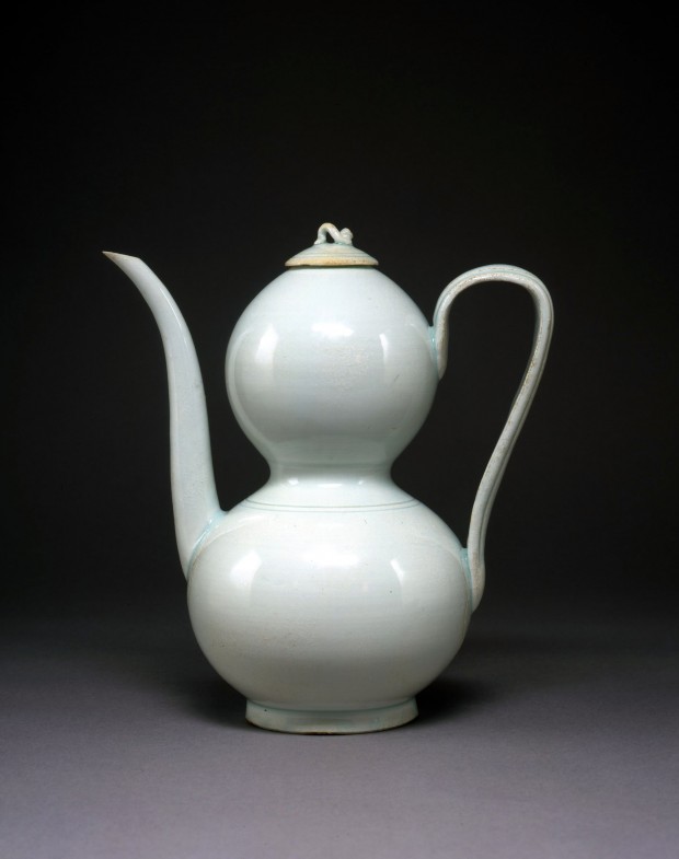 A YINGQING PORCELAIN GOURD-SHAPED EWER AND COVER