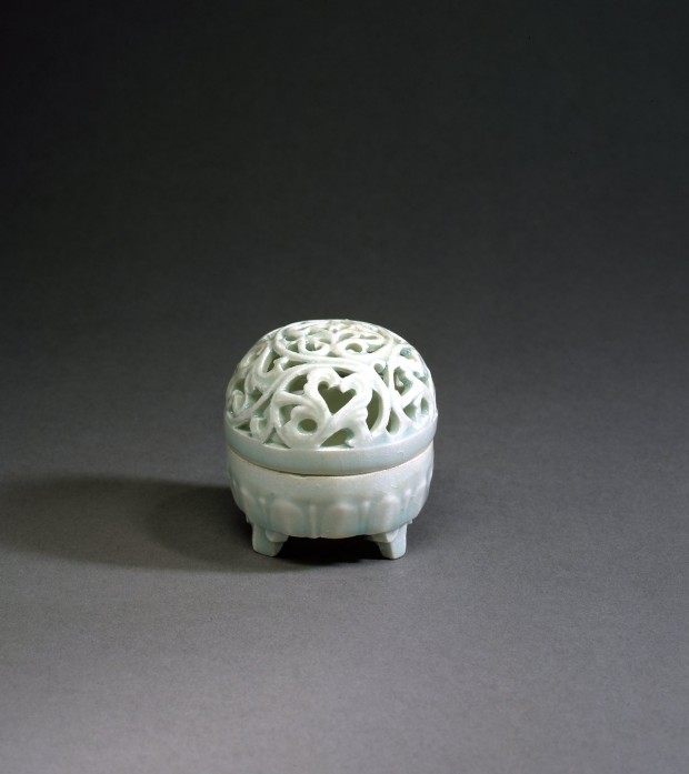 A YINGQING PORCELAIN OPENWORK CENSER