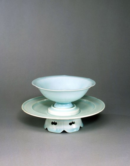 A YINGQING PORCELAIN FLOWER-SHAPED WINECUP AND STAND