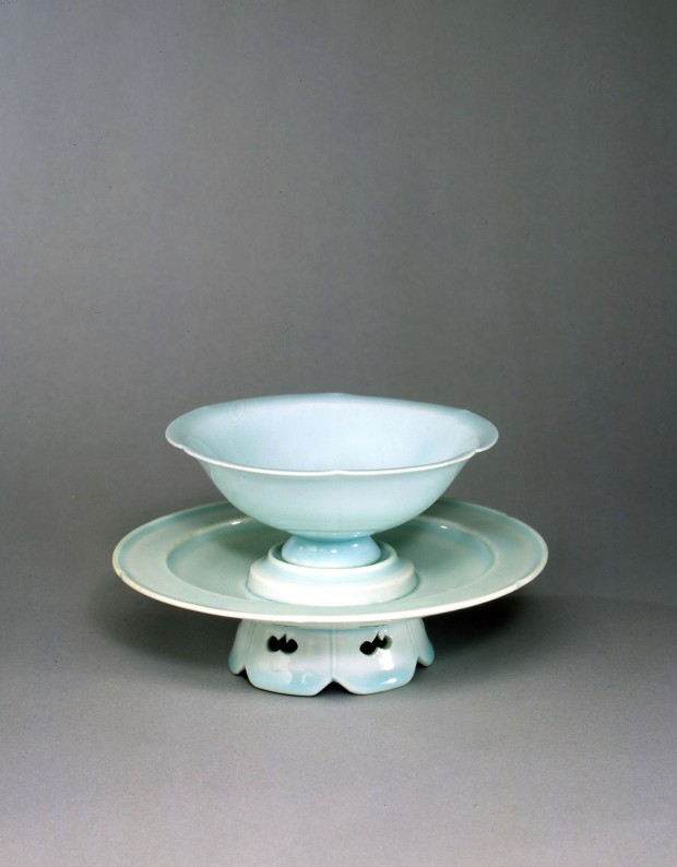 A YINGQING PORCELAIN FLOWER-SHAPED WINECUP AND STAND