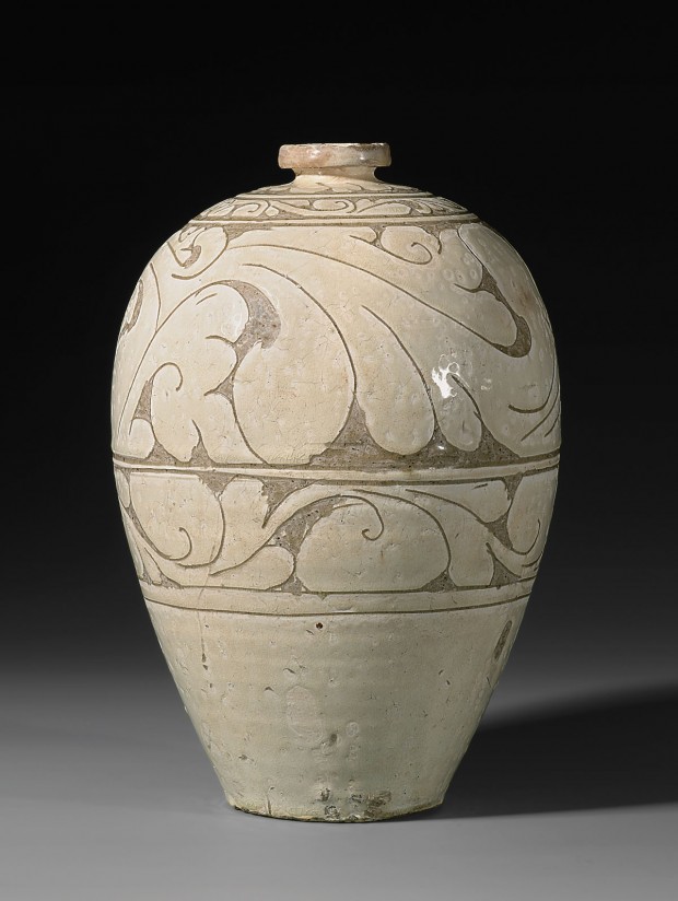 A CIZHOU CARVED WHITE-GLAZED MEIPING