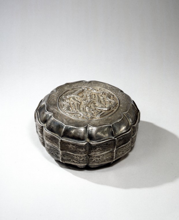 A LARGE SILVER ‘TWIN PHOENIX’ BOX AND COVER
