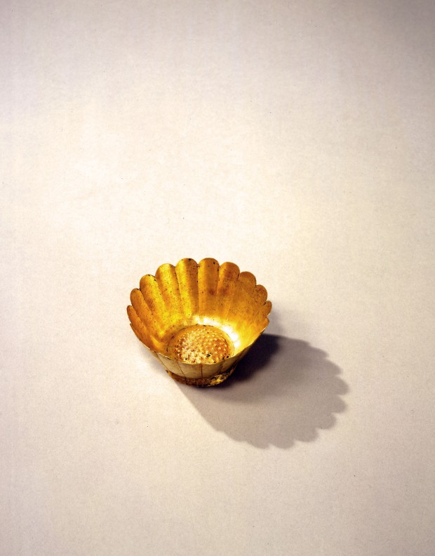 A SMALL GOLD FLOWER-FORM BOWL