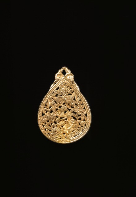 A CHASED GOLD OPENWORK PENDANT (XIANG NANG)