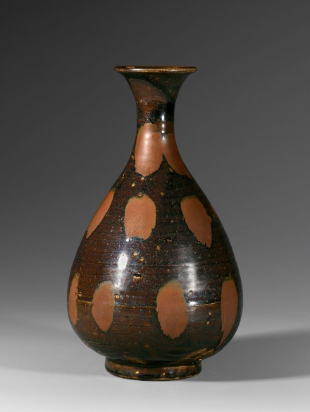 A RUSSET-SPLASHED BROWN-GLAZED BOTTLE-VASE (YUHUCHUN PING)