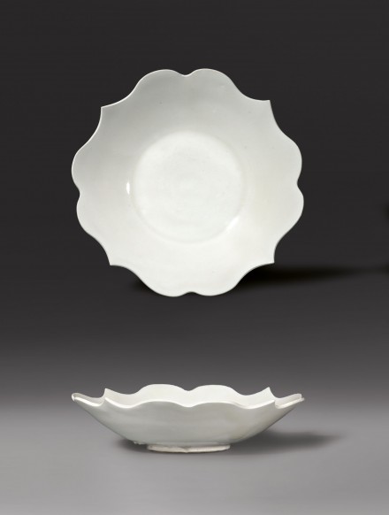 A QUATREFOIL DISH WITH BARBED RIM