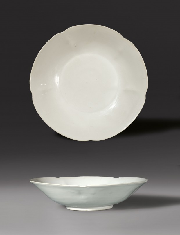 A LARGE PETAL-LOBED DISH