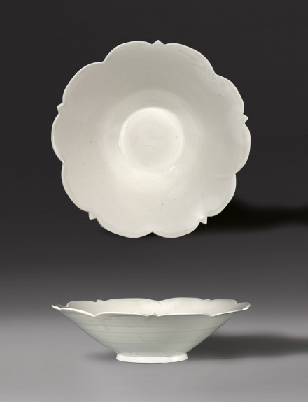 A CONICAL BOWL WITH FIVE-POINT FOLIATE RIM