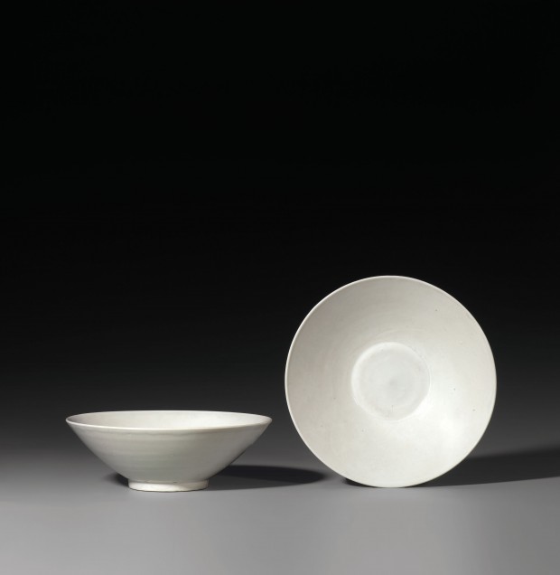 A PAIR OF ROUNDED CONICAL BOWLS