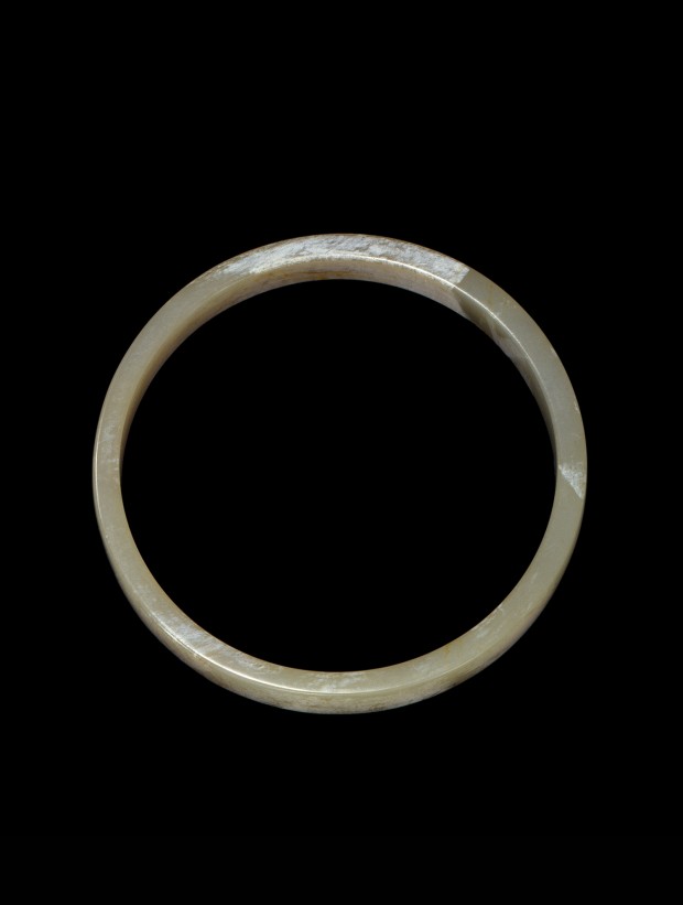 A NEOLITHIC JADE BRACELET (ZHUO)