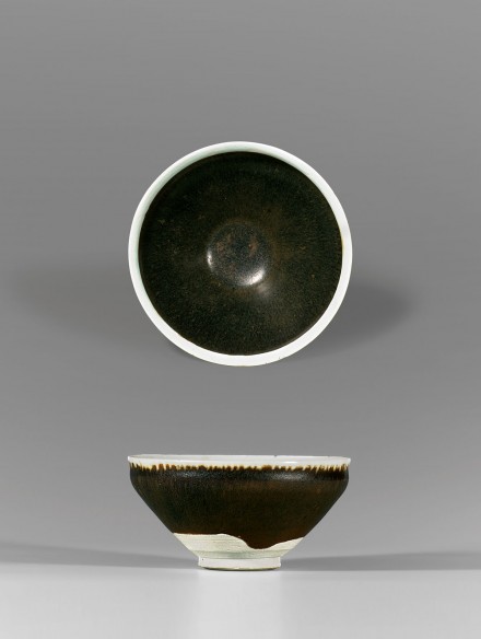 AN UNUSUAL BROWN-GLAZED PORCELAIN TEA BOWL