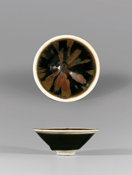 A RUSSET-SPLASHED BLACK-GLAZED TEA BOWL WITH WHITE RIM