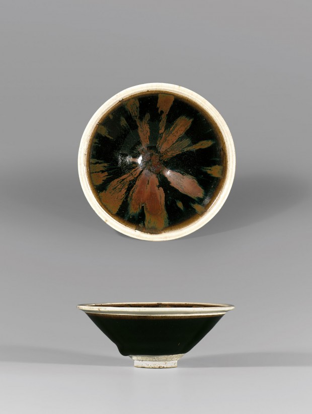 A RUSSET-SPLASHED BLACK-GLAZED TEA BOWL WITH WHITE RIM