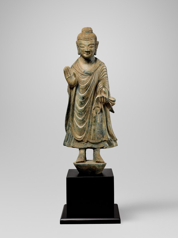 AN EARLY BRONZE FIGURE OF BUDDHA