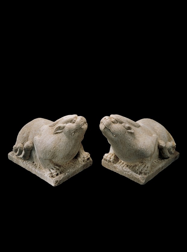 A PAIR OF MARBLE GUARDIAN BEASTS