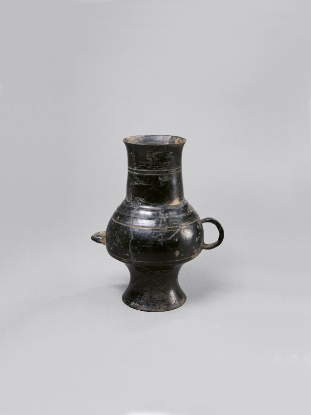 A NEOLITHIC BURNISHED BLACK POTTERY VESSEL WITH TWO HANDLES