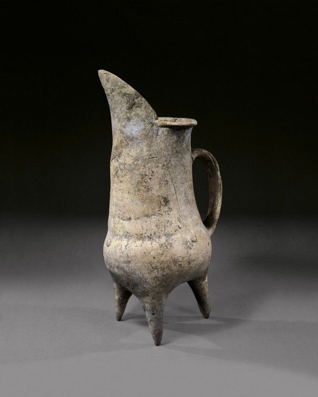 A NEOLITHIC WHITE POTTERY TRIPOD EWER (GUI)