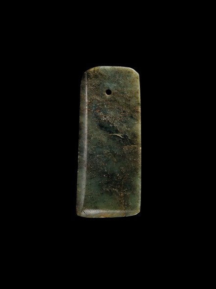A NEOLITHIC JADE CEREMONIAL AXE (CHAN)