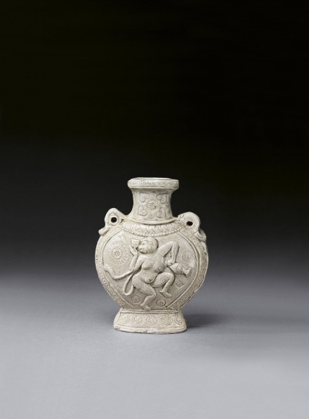 A MOULDED WHITE POTTERY ‘DANCING MONKEY’ FLASK (BIANHU)