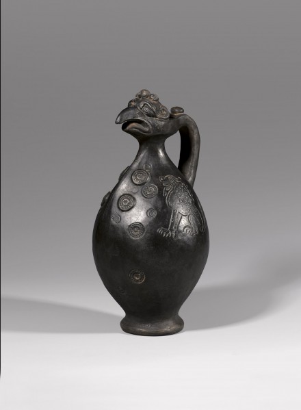 A BLACK BURNISHED POTTERY ‘PHOENIX-HEAD’ EWER