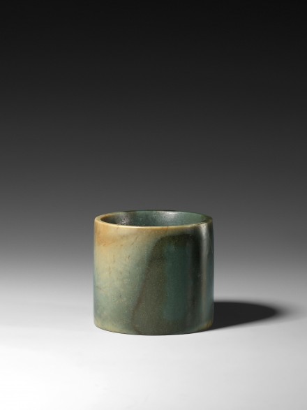 AN ARCHAIC JADE BRACELET (ZHUO)